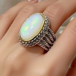 Stunning ~ 18K ge Ring 💍 with Opalescent Stone with Chain band